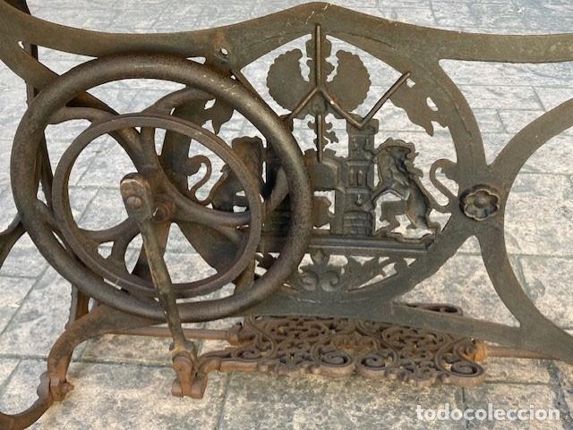 Antig&uuml;edades: Mesa sobre pie de m&aacute;quina de coser - Foto 5