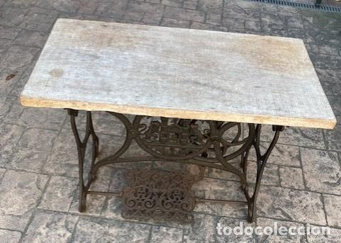 Antig&uuml;edades: Mesa sobre pie de m&aacute;quina de coser - Foto 6