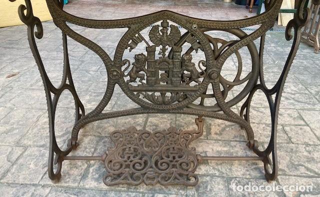Antig&uuml;edades: Mesa sobre pie de m&aacute;quina de coser - Foto 7
