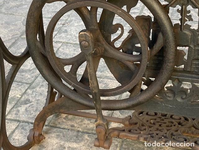 Antig&uuml;edades: Mesa sobre pie de m&aacute;quina de coser - Foto 9