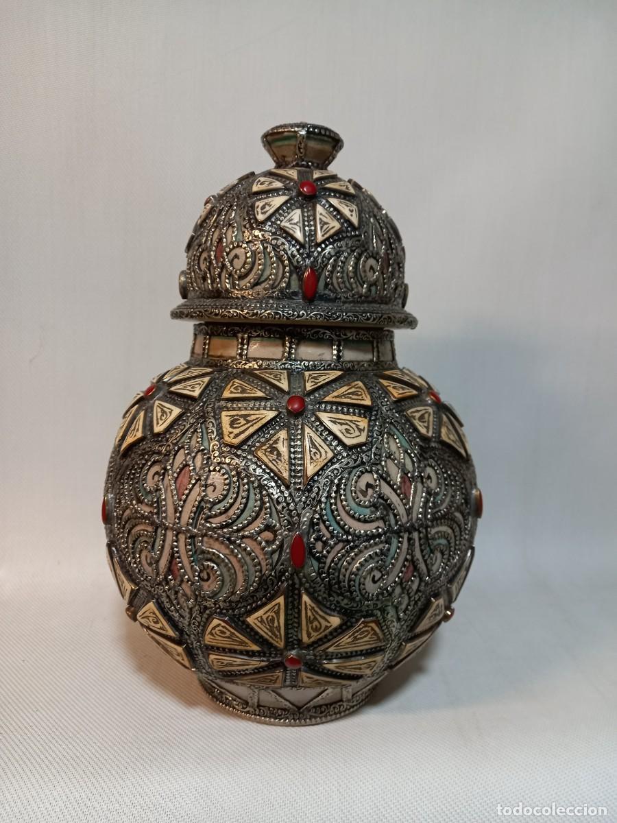 Antiguidades: Jarron-tibor marroqui de ceramica y metal repujado e incrustaciones de hueso