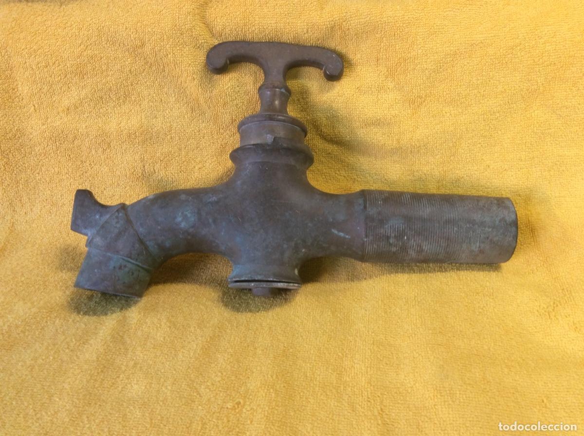 Antig&uuml;edades: ANTIGUO GRIFO EN BRONCE GRAN TAMA&Ntilde;O - Foto 1