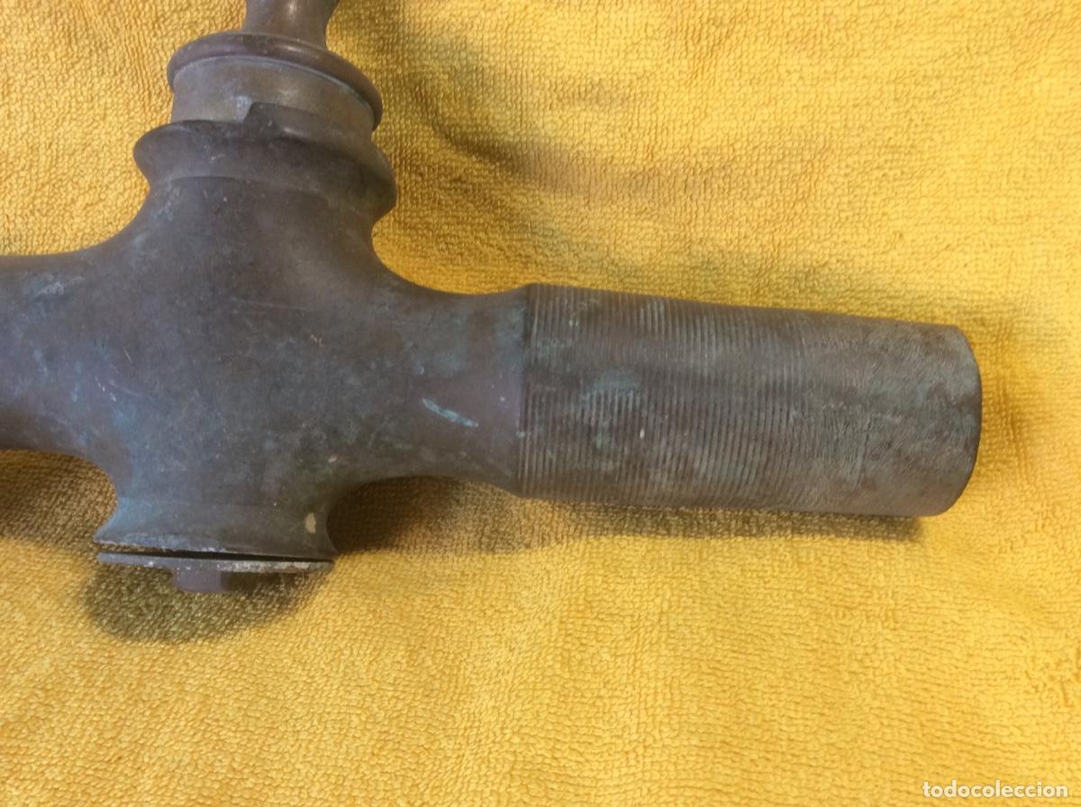 Antig&uuml;edades: ANTIGUO GRIFO EN BRONCE GRAN TAMA&Ntilde;O - Foto 4