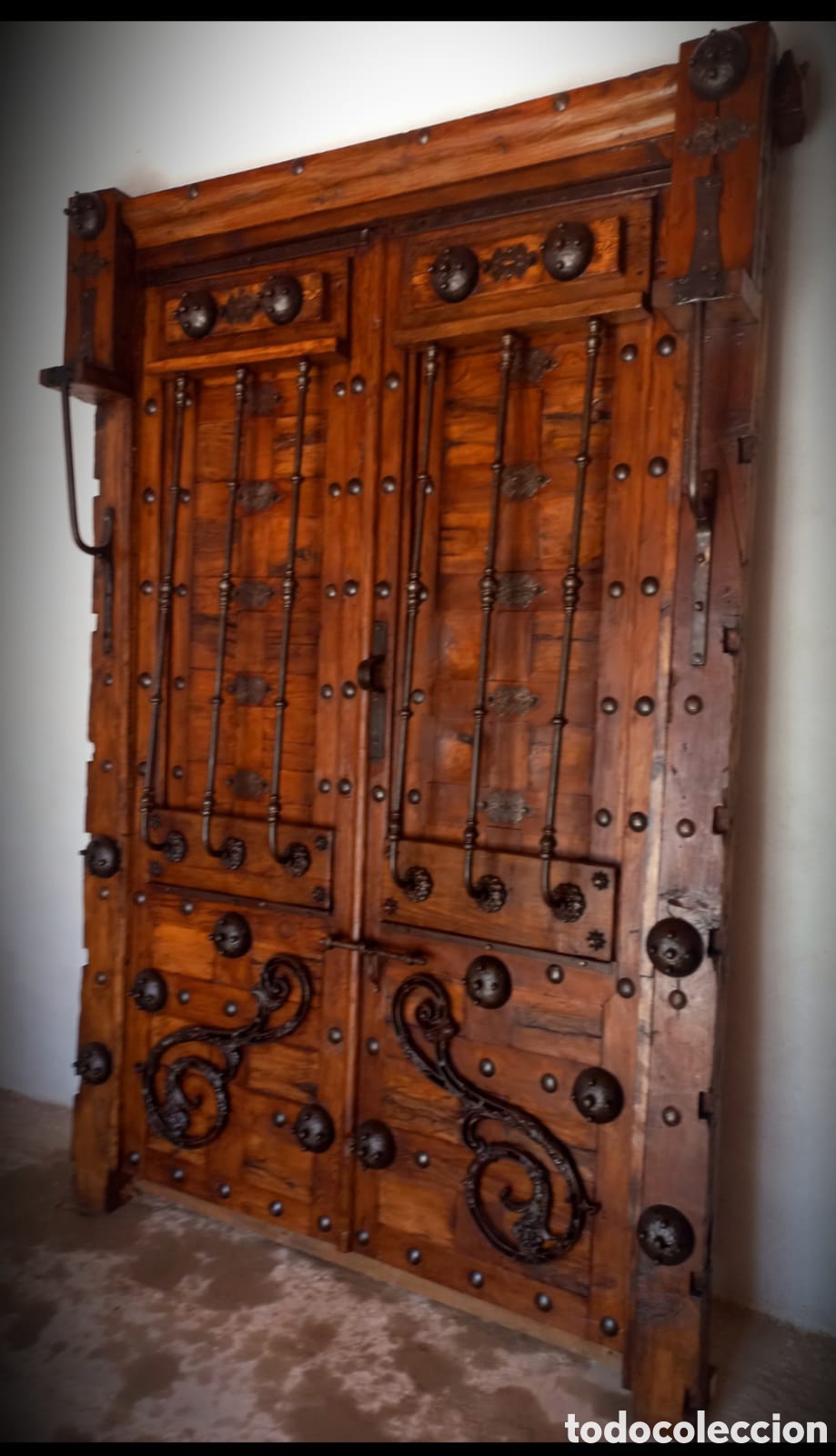 Antiguidades: Puerta antig&uuml;a de madera y forja
