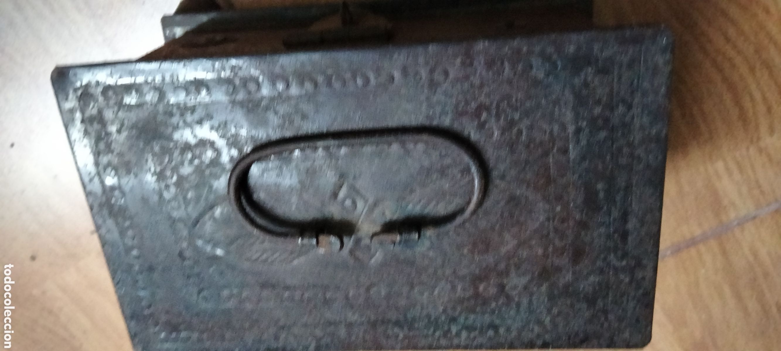 Antig&uuml;edades: ANTIGUO COFRE HERRAJE GRABADO - Foto 2