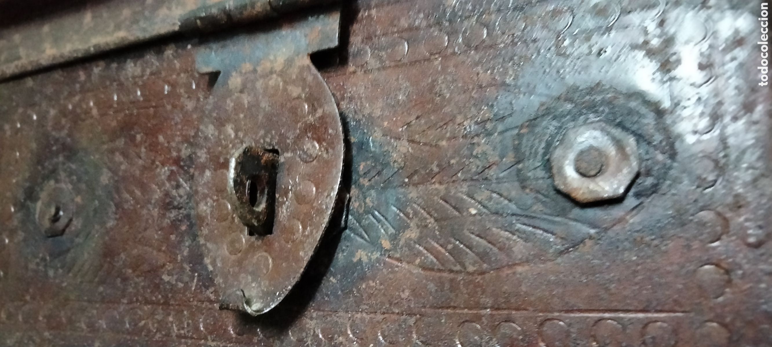Antig&uuml;edades: ANTIGUO COFRE HERRAJE GRABADO - Foto 7