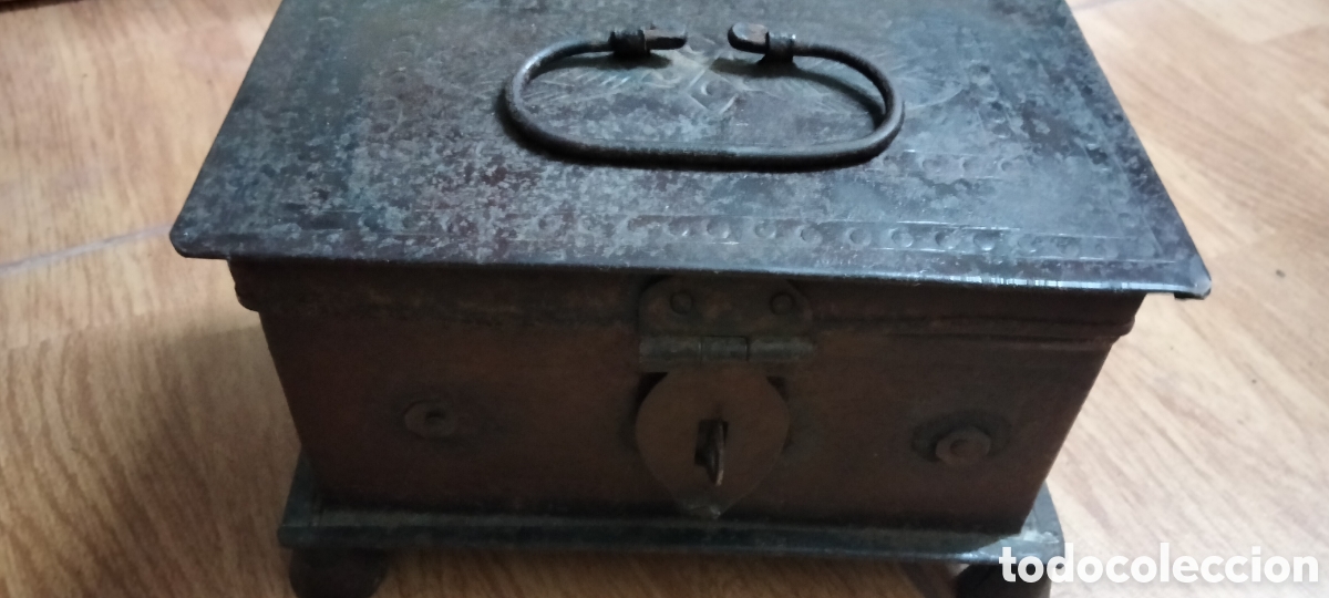 Antig&uuml;edades: ANTIGUO COFRE HERRAJE GRABADO - Foto 1