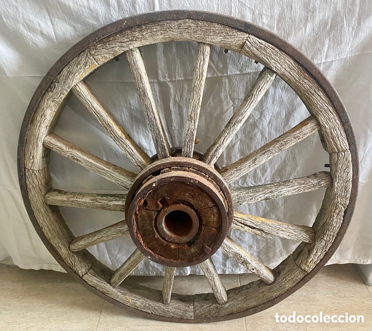 Antig&uuml;edades: Antigua rueda de carro en madera y hierro - Foto 11