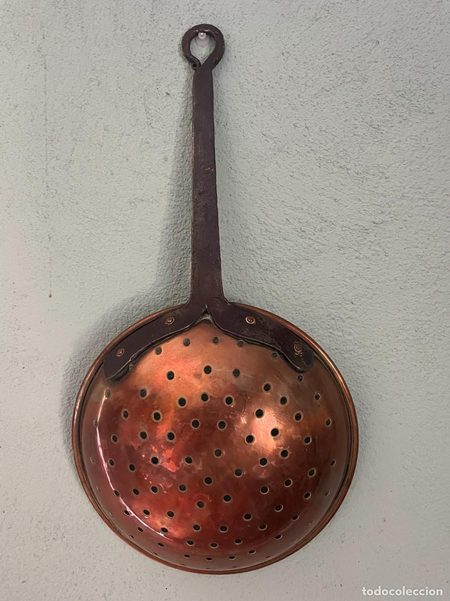 Antig&uuml;edades: ESPUMADERA-COLADOR DE COBRE CON MANGO DE HIERRO - Foto 4
