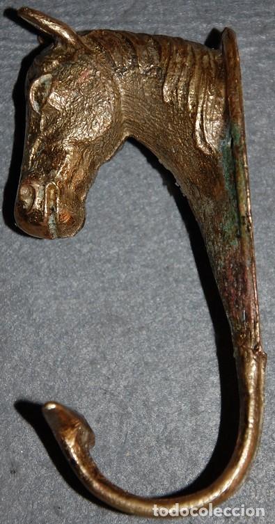 Antig&uuml;edades: FIGURA BUSTO DE CABALLO EN BRONCE/PERCHA CABALLO - Foto 1