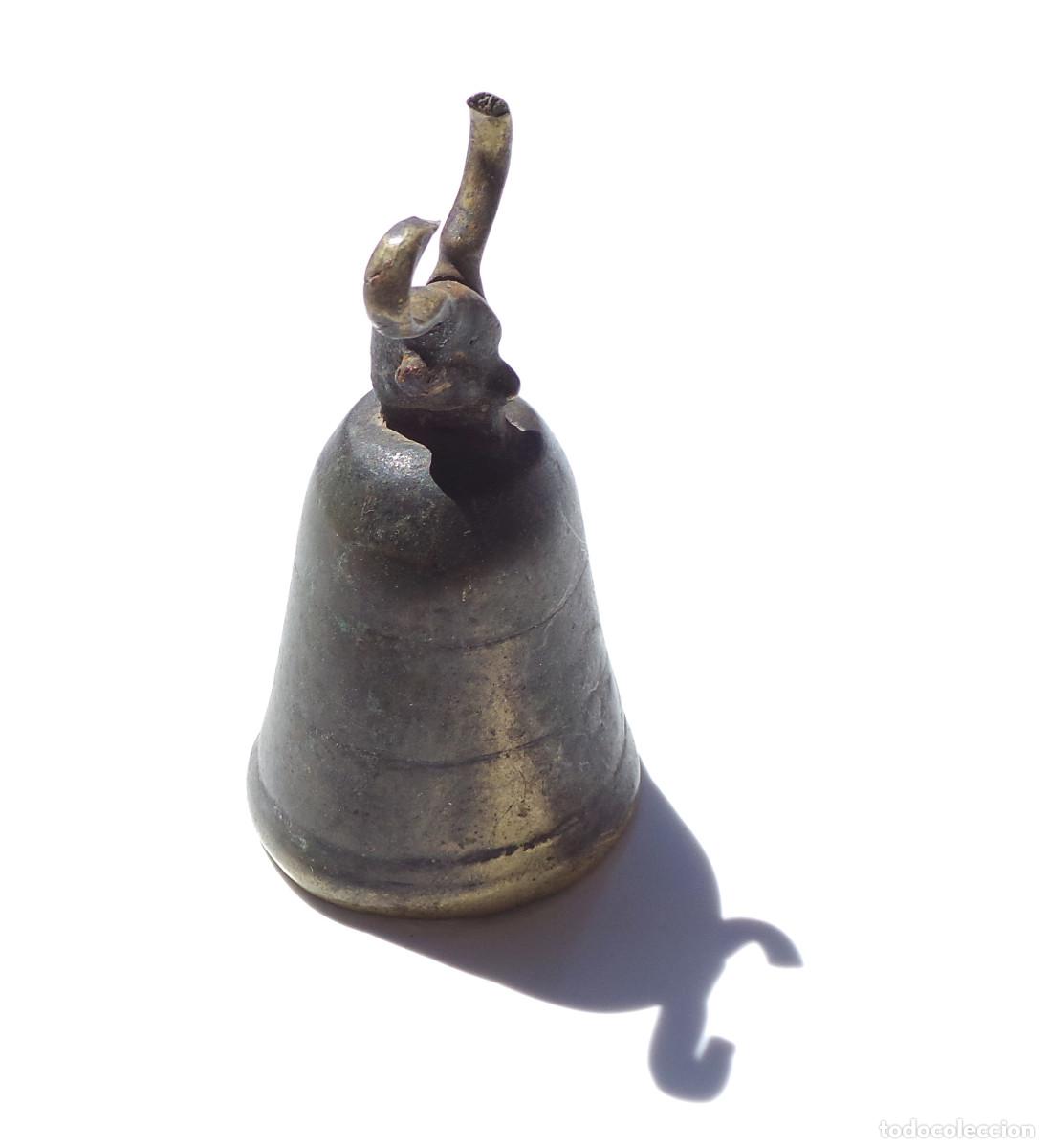 Antig&uuml;edades: CAMPANA DE BRONCE. 4,5 CM DE DI&Aacute;METRO. - Foto 2