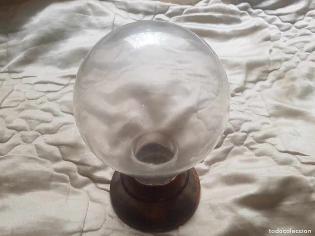 Antig&uuml;edades: bola de cristal sobre madera - Foto 1