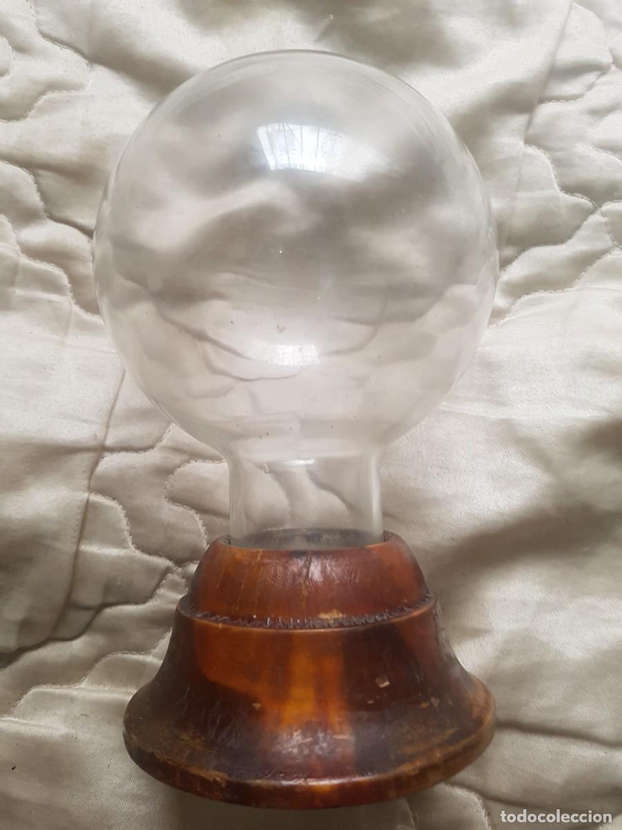 Antig&uuml;edades: bola de cristal sobre madera - Foto 2
