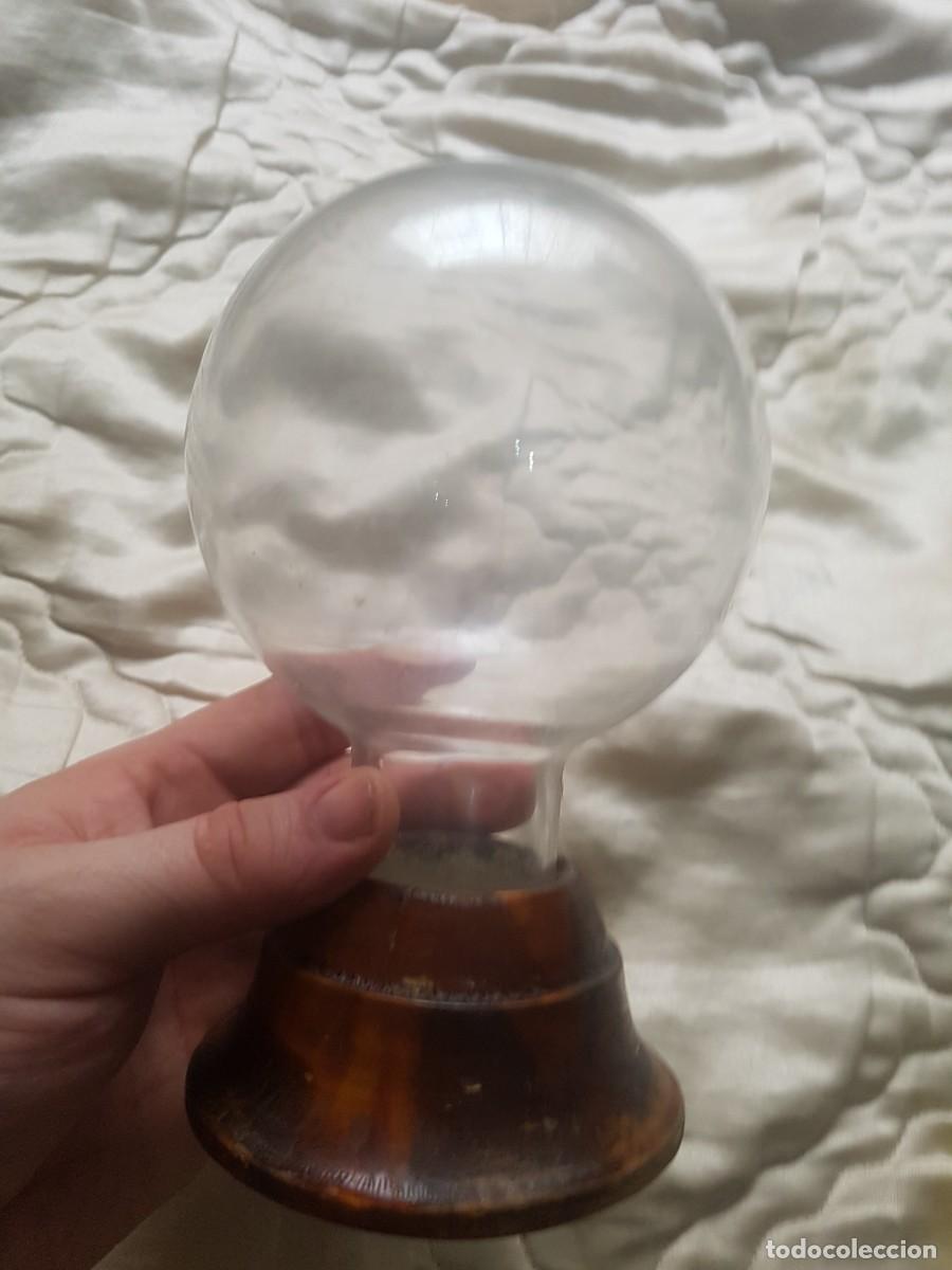 Antig&uuml;edades: bola de cristal sobre madera - Foto 3