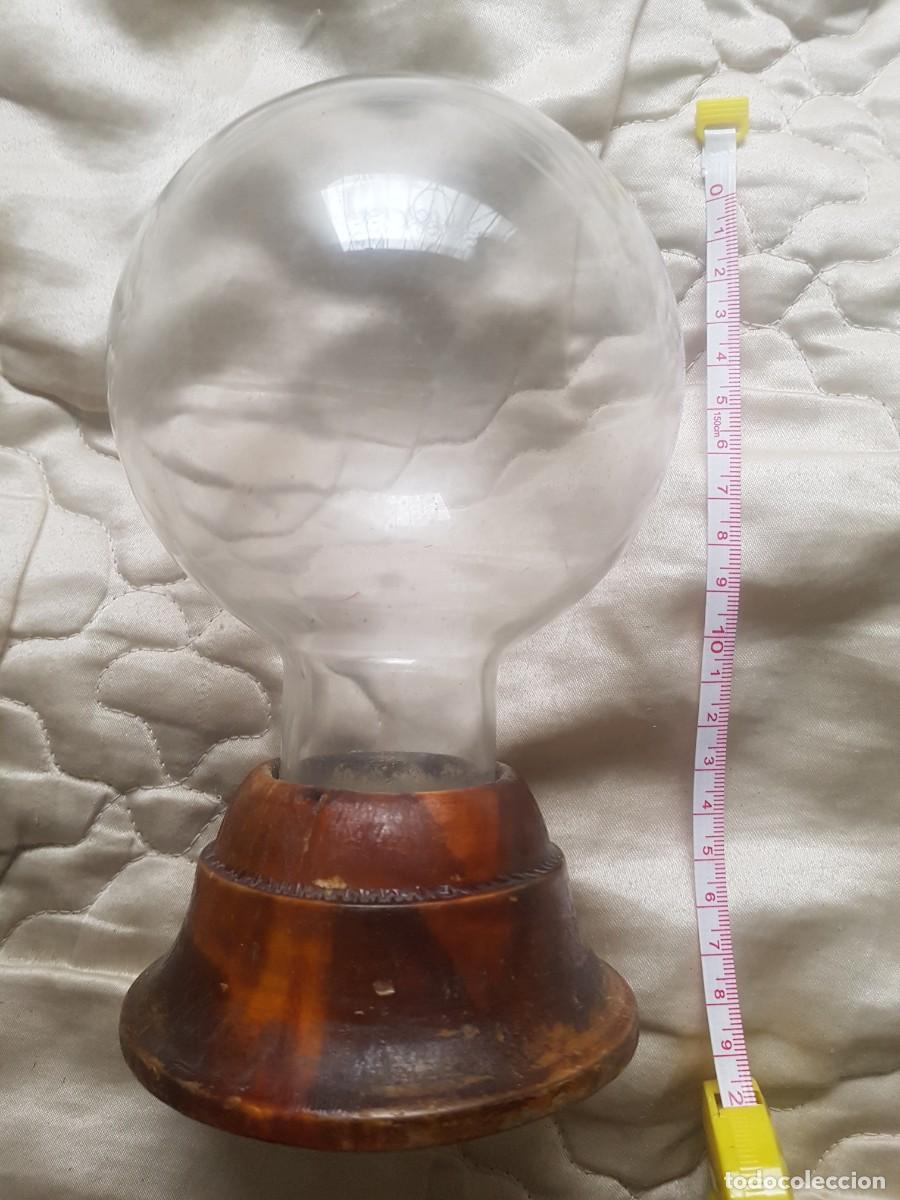 Antig&uuml;edades: bola de cristal sobre madera - Foto 4
