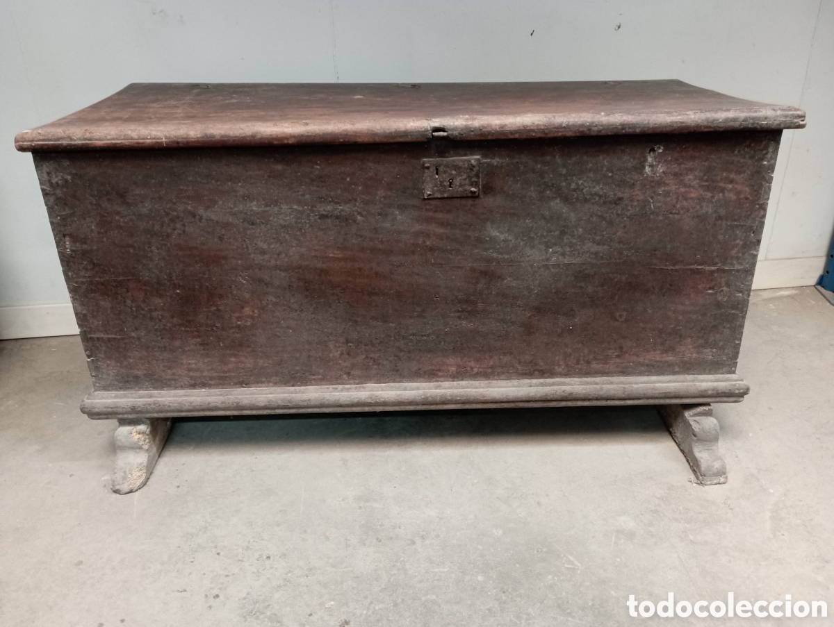 Antiques: Excelente arca en madera de pino con fald&oacute;n y patas. A7