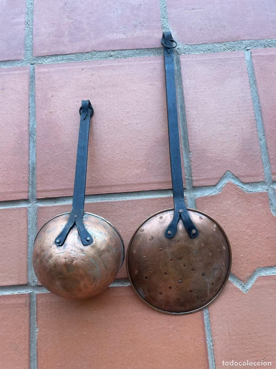 Antig&uuml;edades: GRAN CUCHARON Y ESPUMADERA DE COBRE CON MANGO DE HIERRO - Foto 1