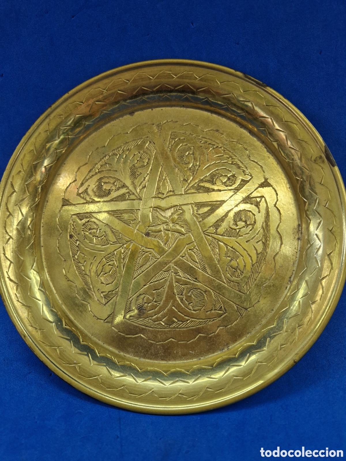 Antig&uuml;edades: Plato de bronce repujado - Foto 1