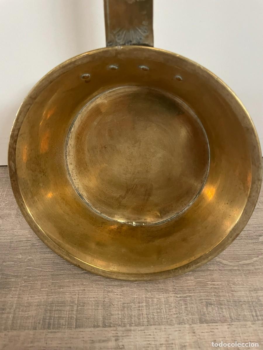 Antig&uuml;edades: CAZO LATON CON MANGO REPUJADO - Foto 2