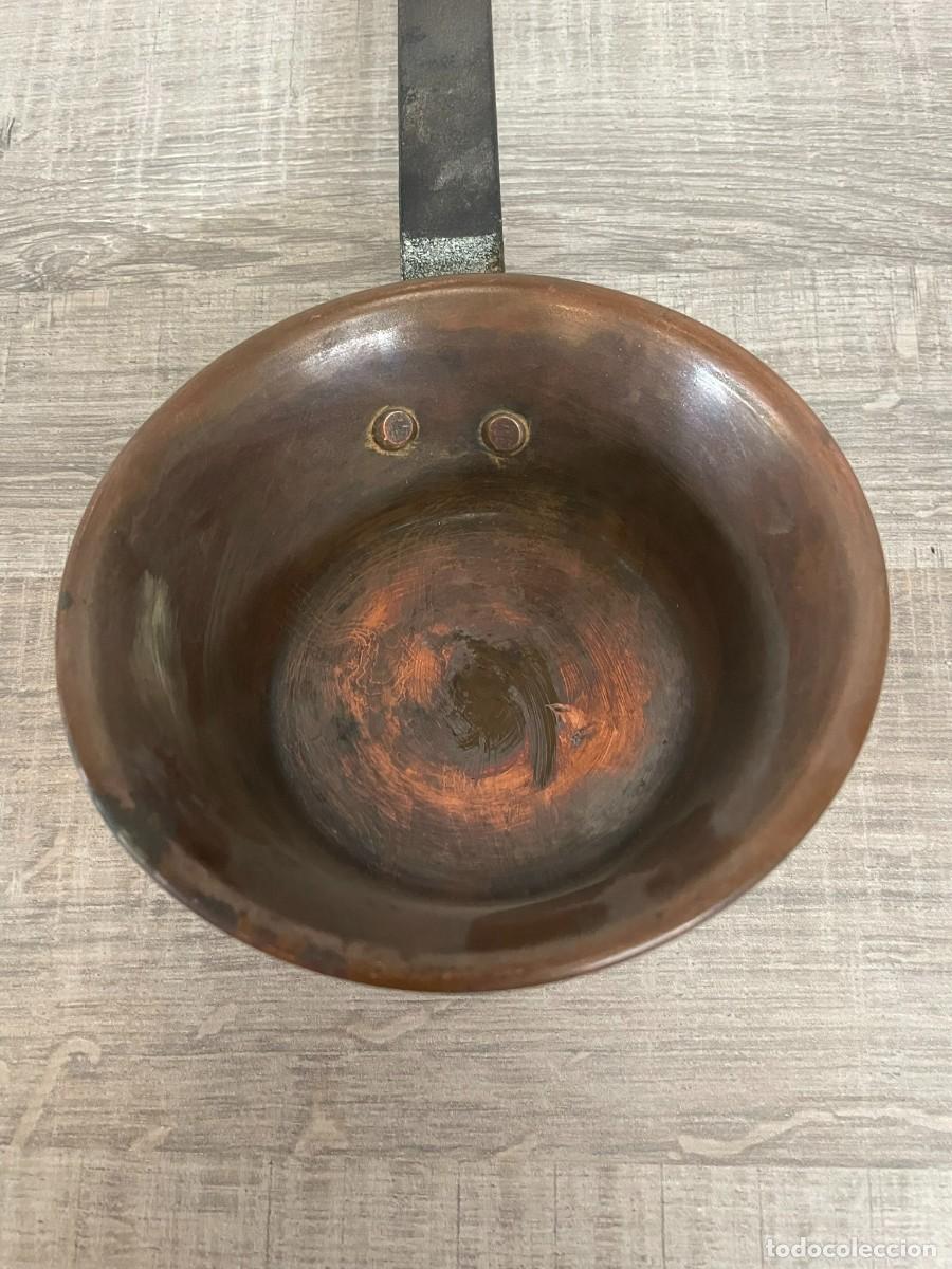 Antig&uuml;edades: PEQUE&Ntilde;O CAZO DE COBRE CON MANGO DE HIERRO - Foto 2