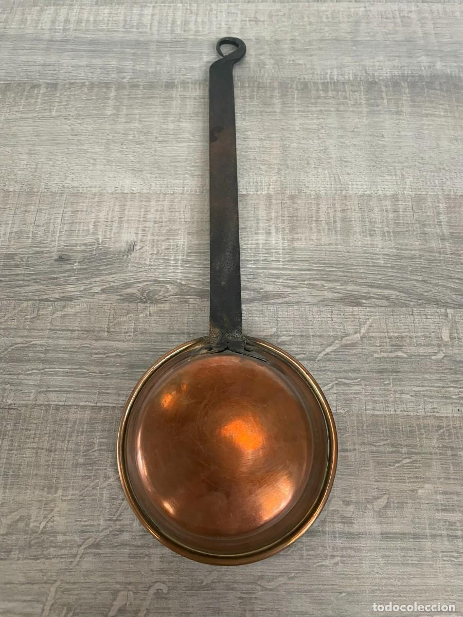 Antig&uuml;edades: PEQUE&Ntilde;O CAZO DE COBRE CON MANGO DE HIERRO - Foto 3