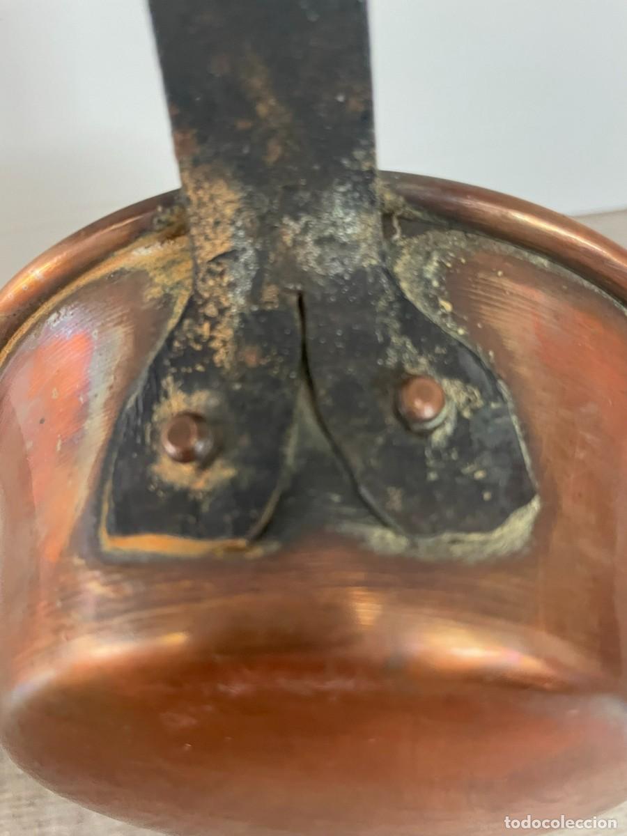 Antig&uuml;edades: PEQUE&Ntilde;O CAZO DE COBRE CON MANGO DE HIERRO - Foto 4