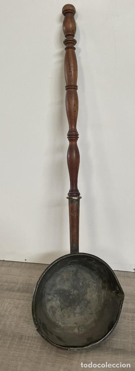 Antig&uuml;edades: CAZO DE COBRE CON MANGO DE MADERA - Foto 1