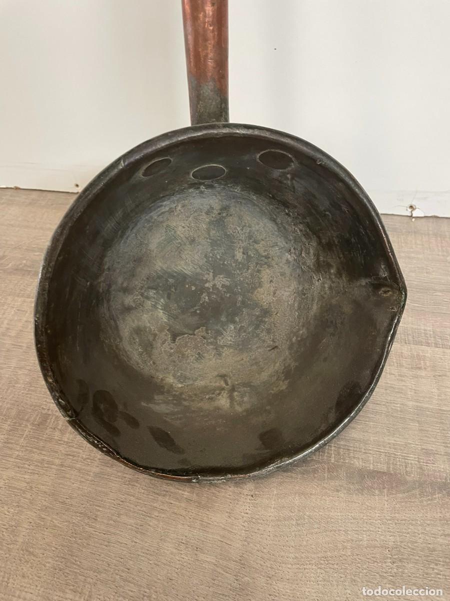 Antig&uuml;edades: CAZO DE COBRE CON MANGO DE MADERA - Foto 2