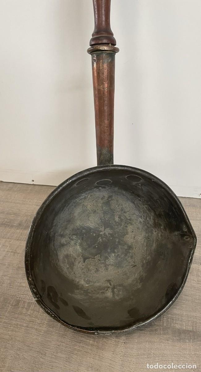 Antig&uuml;edades: CAZO DE COBRE CON MANGO DE MADERA - Foto 3