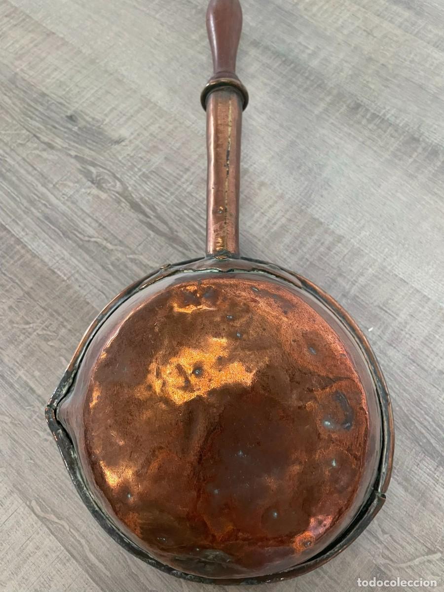 Antig&uuml;edades: CAZO DE COBRE CON MANGO DE MADERA - Foto 4