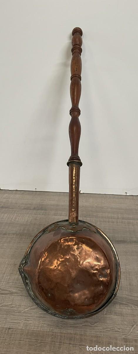Antig&uuml;edades: CAZO DE COBRE CON MANGO DE MADERA - Foto 5