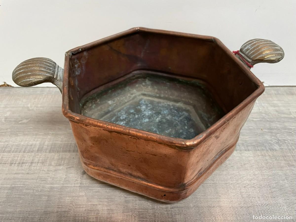 Antig&uuml;edades: RARO CACHARRO HEXAGONAL DE COBRE CON ASAS DE LATON - Foto 2