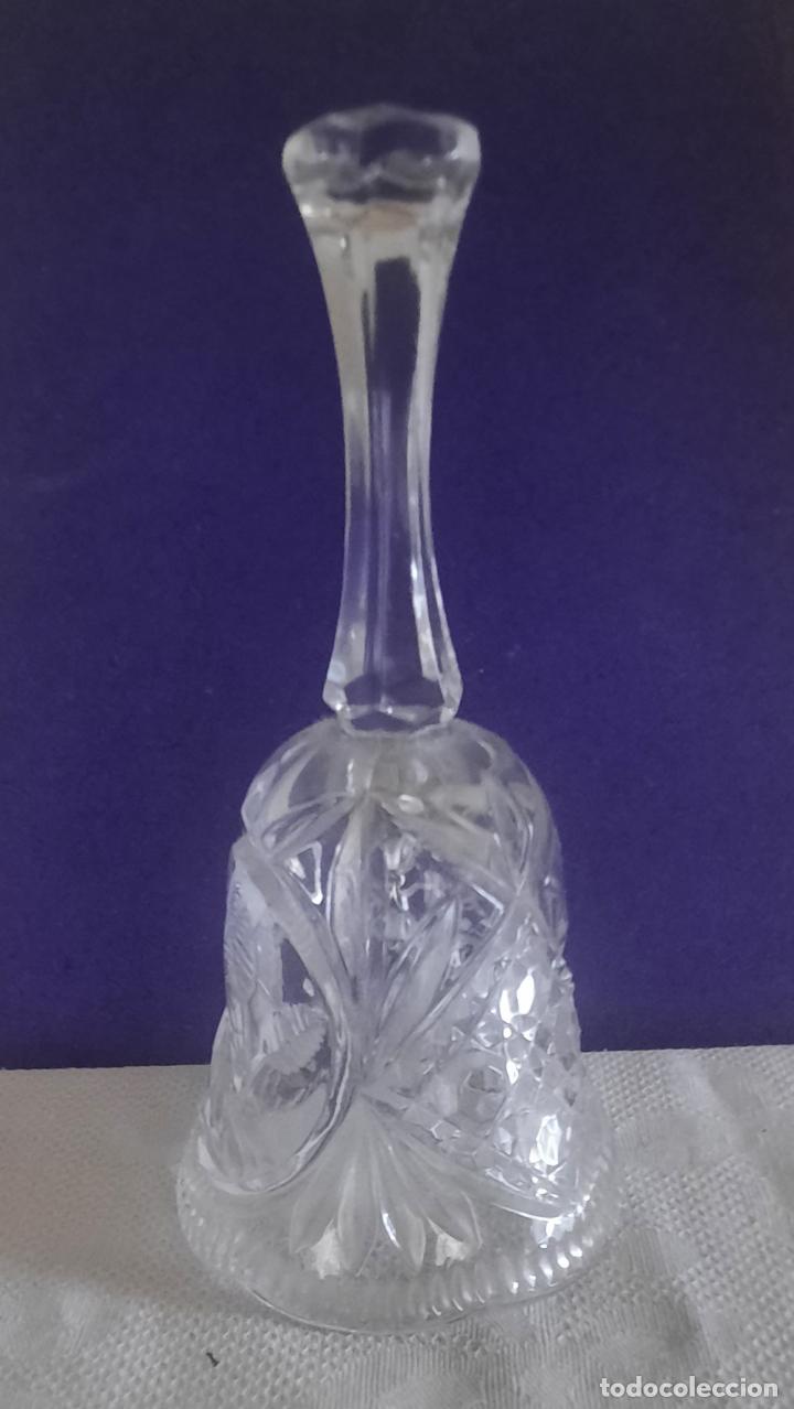 Antig&uuml;edades: CAMPANA DE CRISTAL TALLADO. - Foto 1