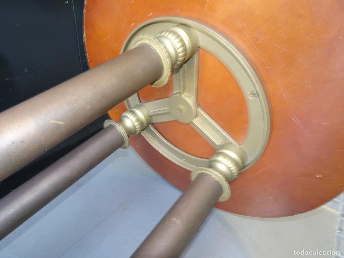 Antig&uuml;edades: Mesa auxiliar en bronce y madera - Foto 10