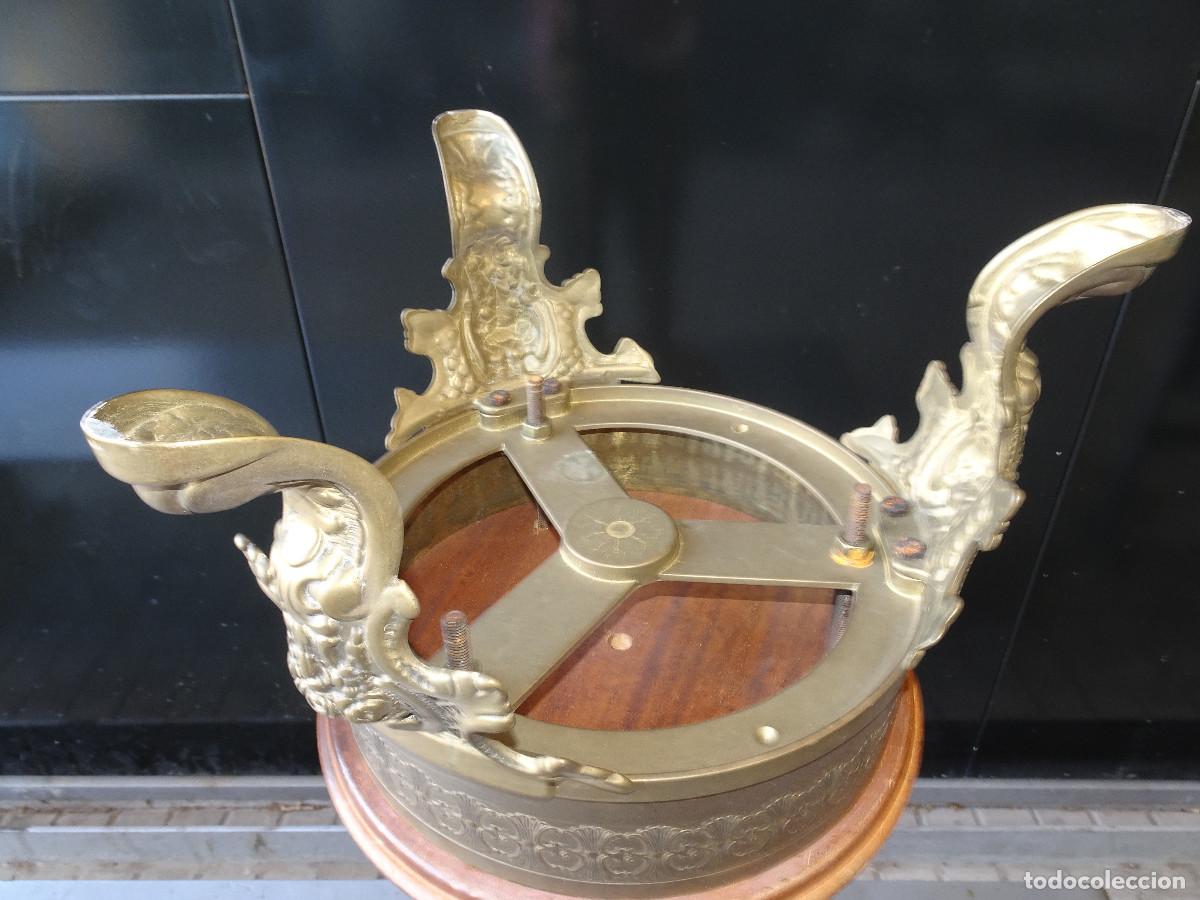 Antig&uuml;edades: Mesa auxiliar en bronce y madera - Foto 12