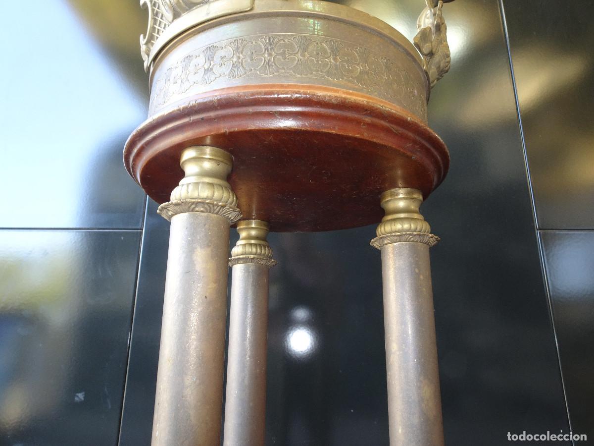 Antig&uuml;edades: Mesa auxiliar en bronce y madera - Foto 14