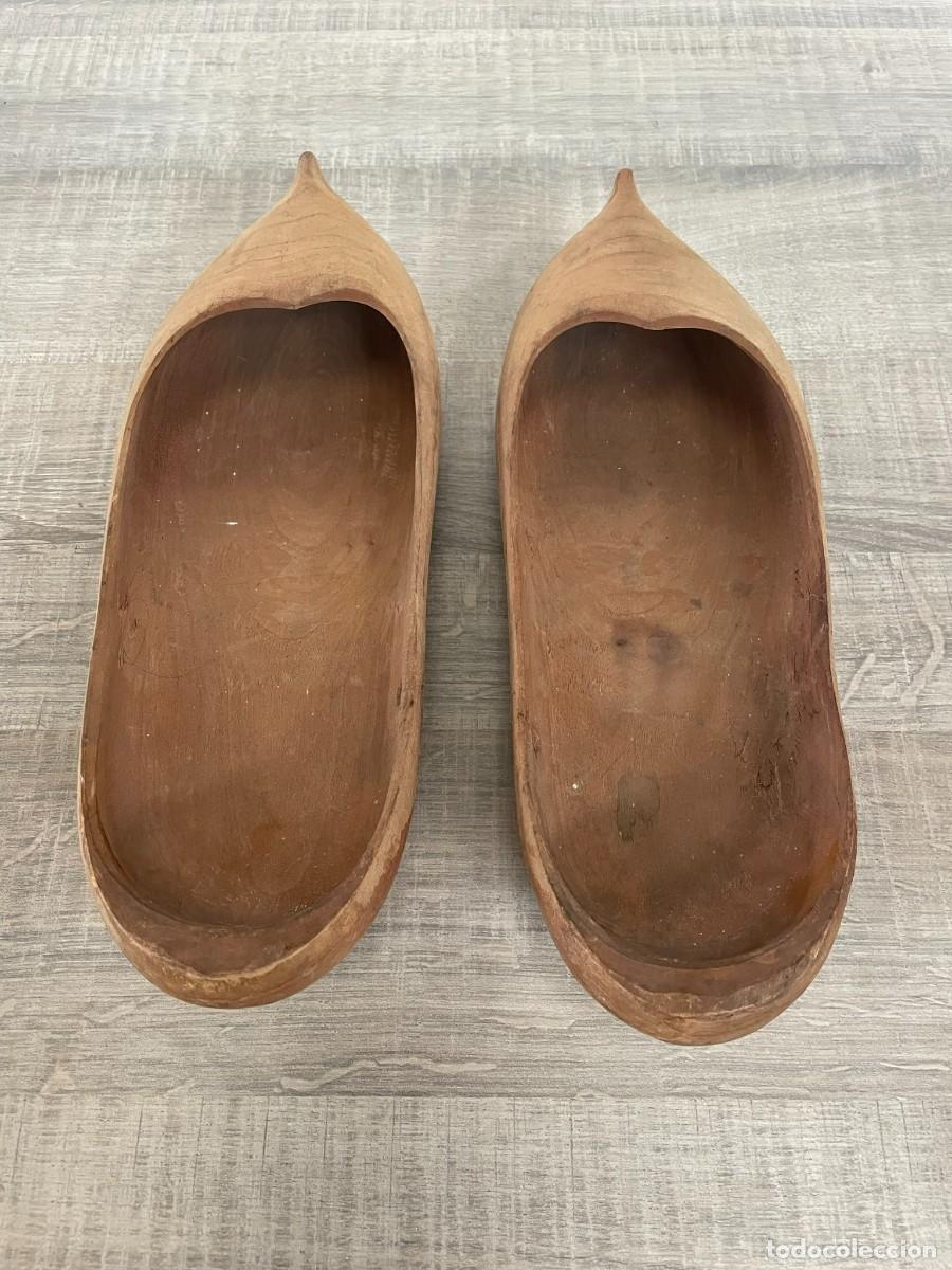 Antig&uuml;edades: PAR DE ZUECAS DE MADERA - Foto 1