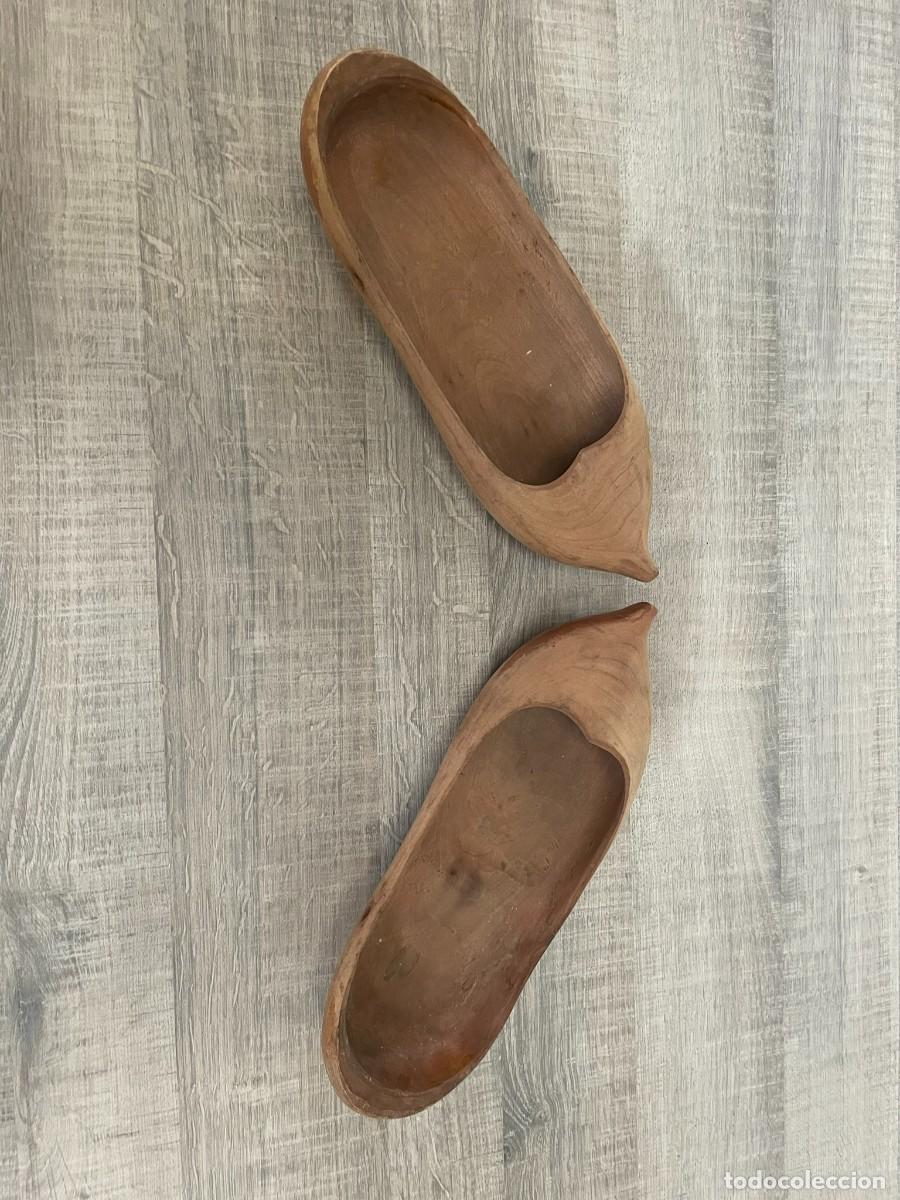 Antig&uuml;edades: PAR DE ZUECAS DE MADERA - Foto 2