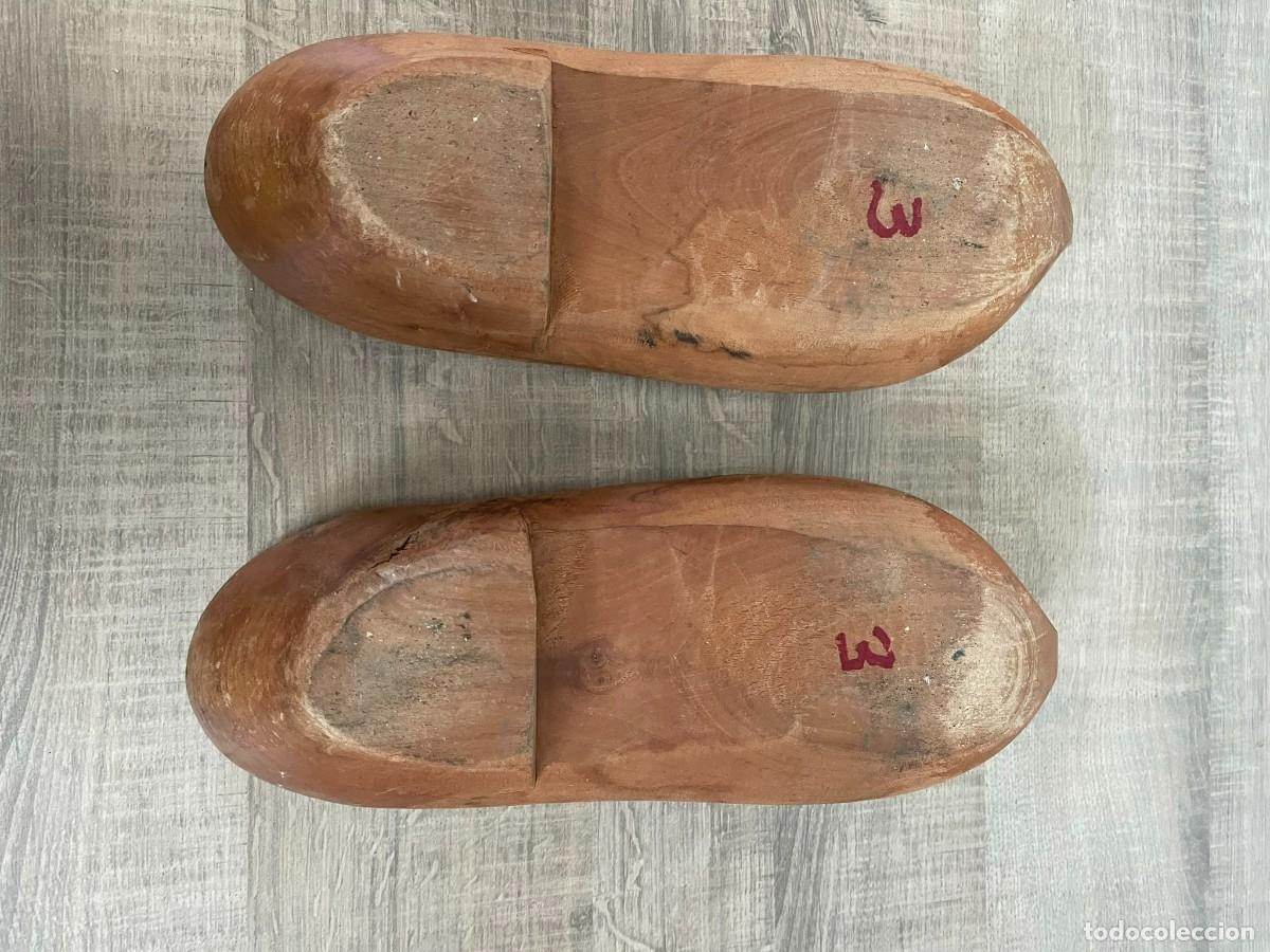 Antig&uuml;edades: PAR DE ZUECAS DE MADERA - Foto 3