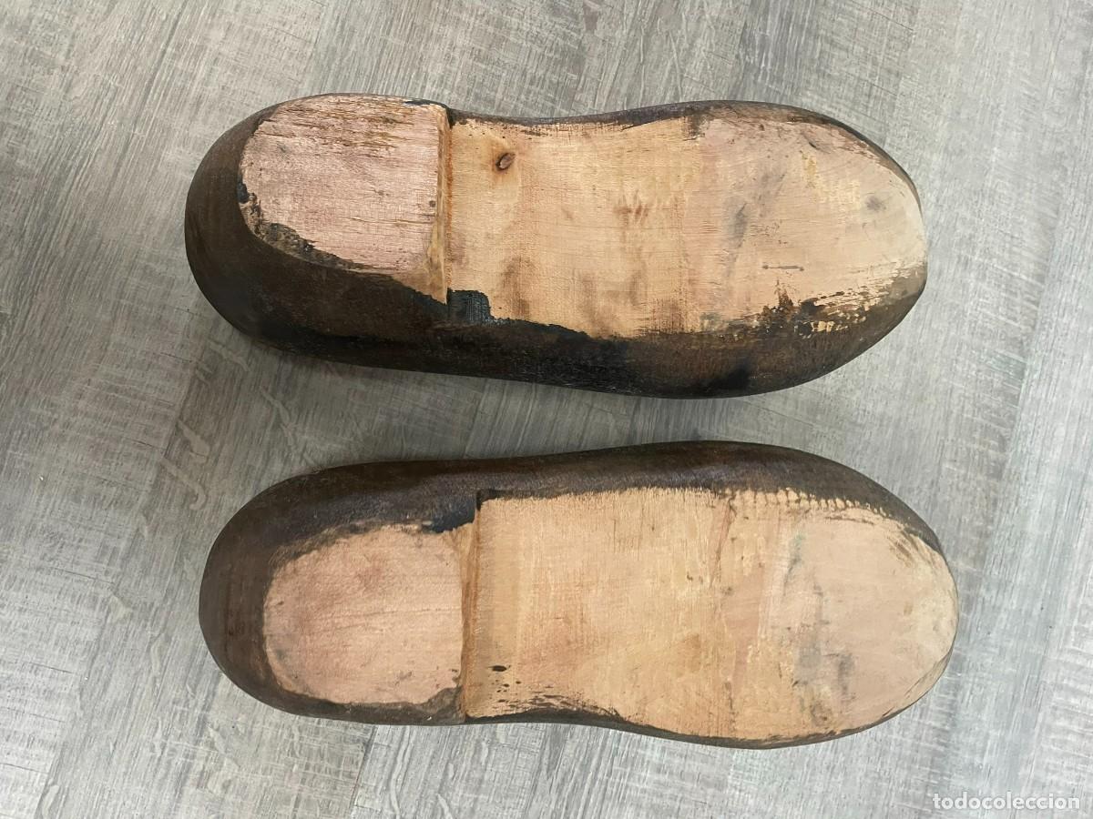 Antig&uuml;edades: PAR DE ZUECAS DE MADERA - Foto 3