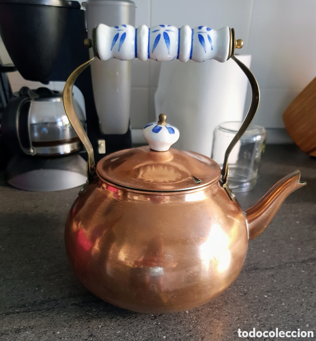 Antig&uuml;edades: Gran Tetera en bronce y porcelana azul - Foto 2