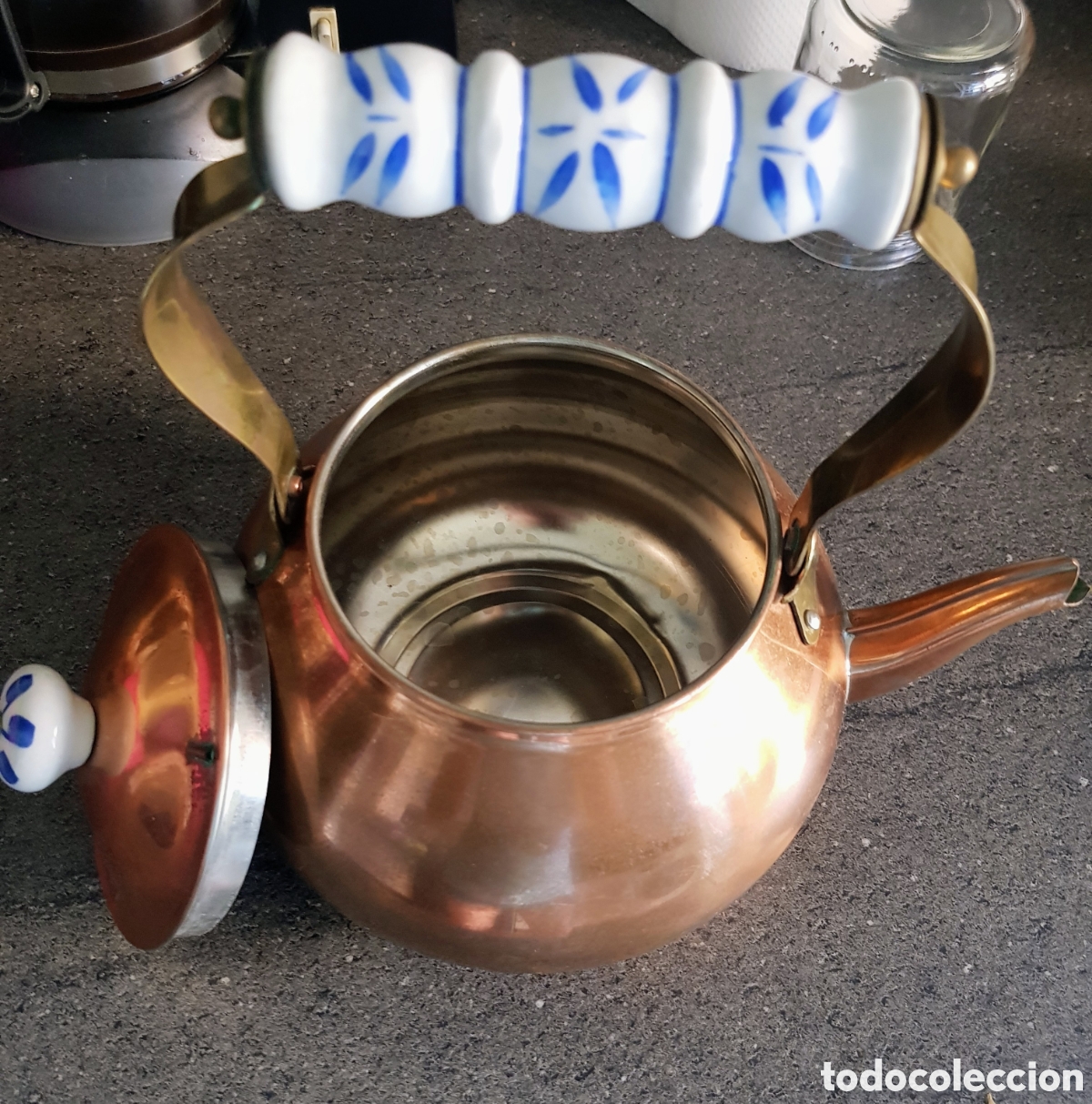Antig&uuml;edades: Gran Tetera en bronce y porcelana azul - Foto 3
