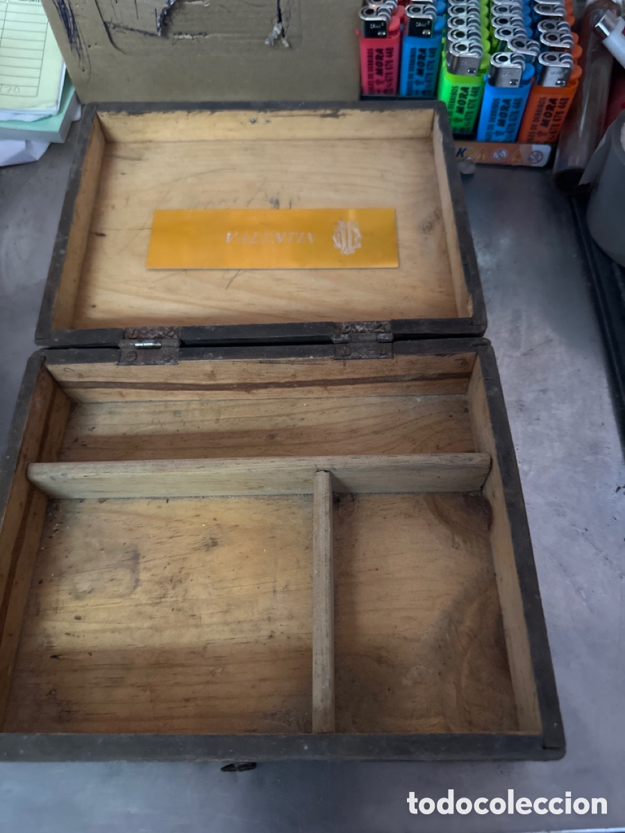 Antig&uuml;edades: Caja de madera antigua con cierre de gancho - Foto 2