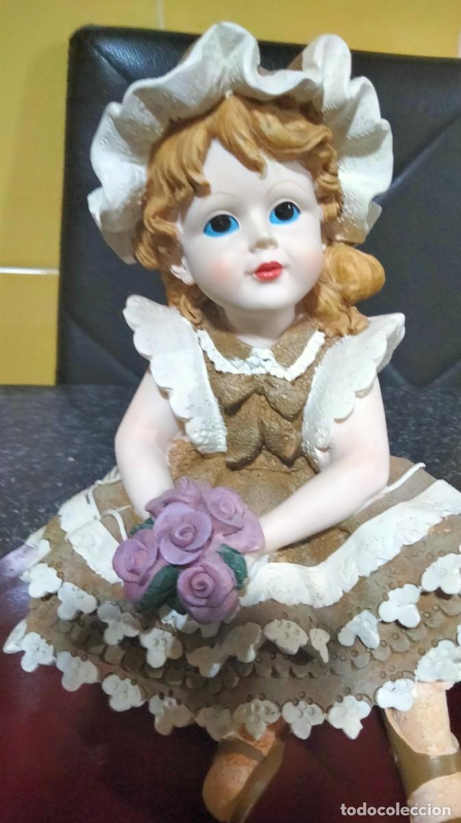 Antig&uuml;edades: mu&ntilde;eca de ceramica sobre peana - Foto 2
