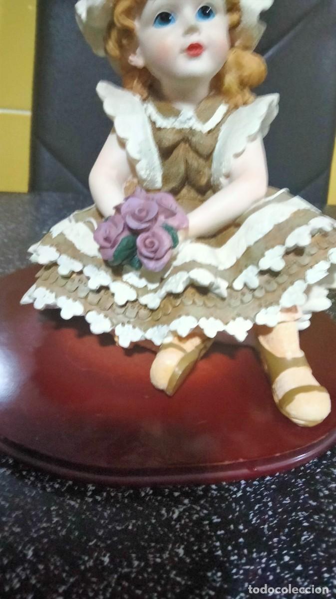 Antig&uuml;edades: mu&ntilde;eca de ceramica sobre peana - Foto 3