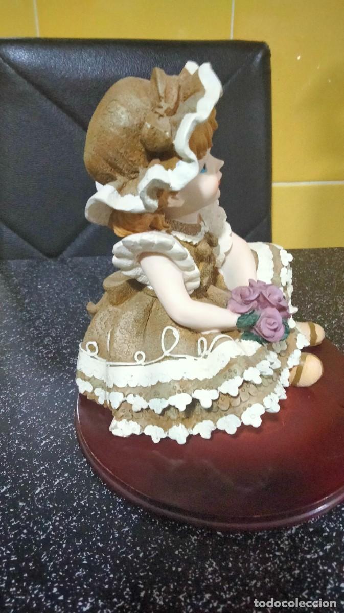 Antig&uuml;edades: mu&ntilde;eca de ceramica sobre peana - Foto 4