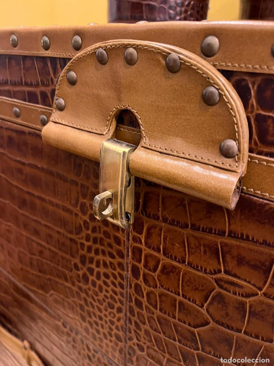 Antig&uuml;edades: C&oacute;moda de piel con cajones. - Foto 4