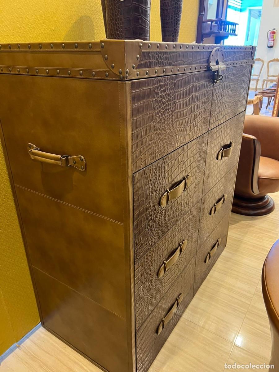 Antig&uuml;edades: C&oacute;moda de piel con cajones. - Foto 6
