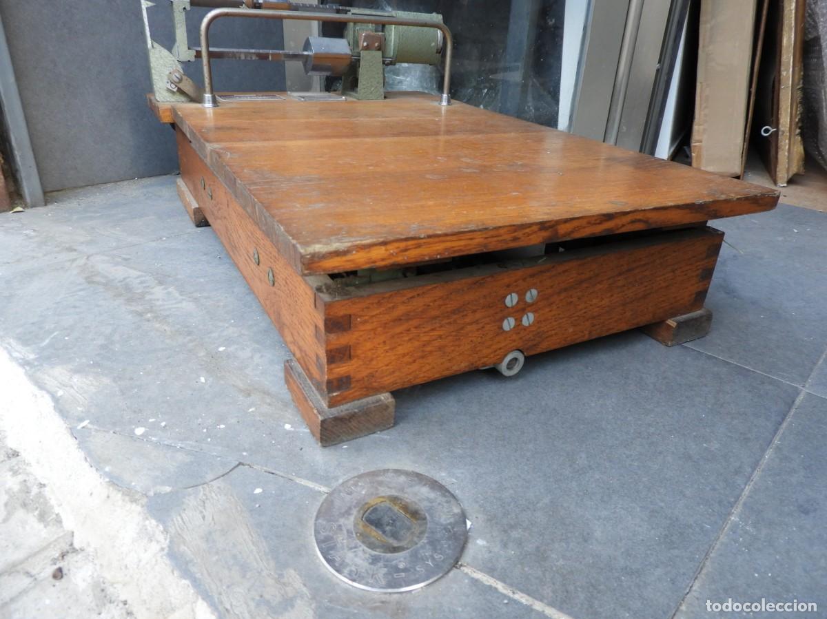 Antig&uuml;edades: BASCULA ANTIGUA DE ROBLE MARCA TESTUT FUNCIONANDO - Foto 4