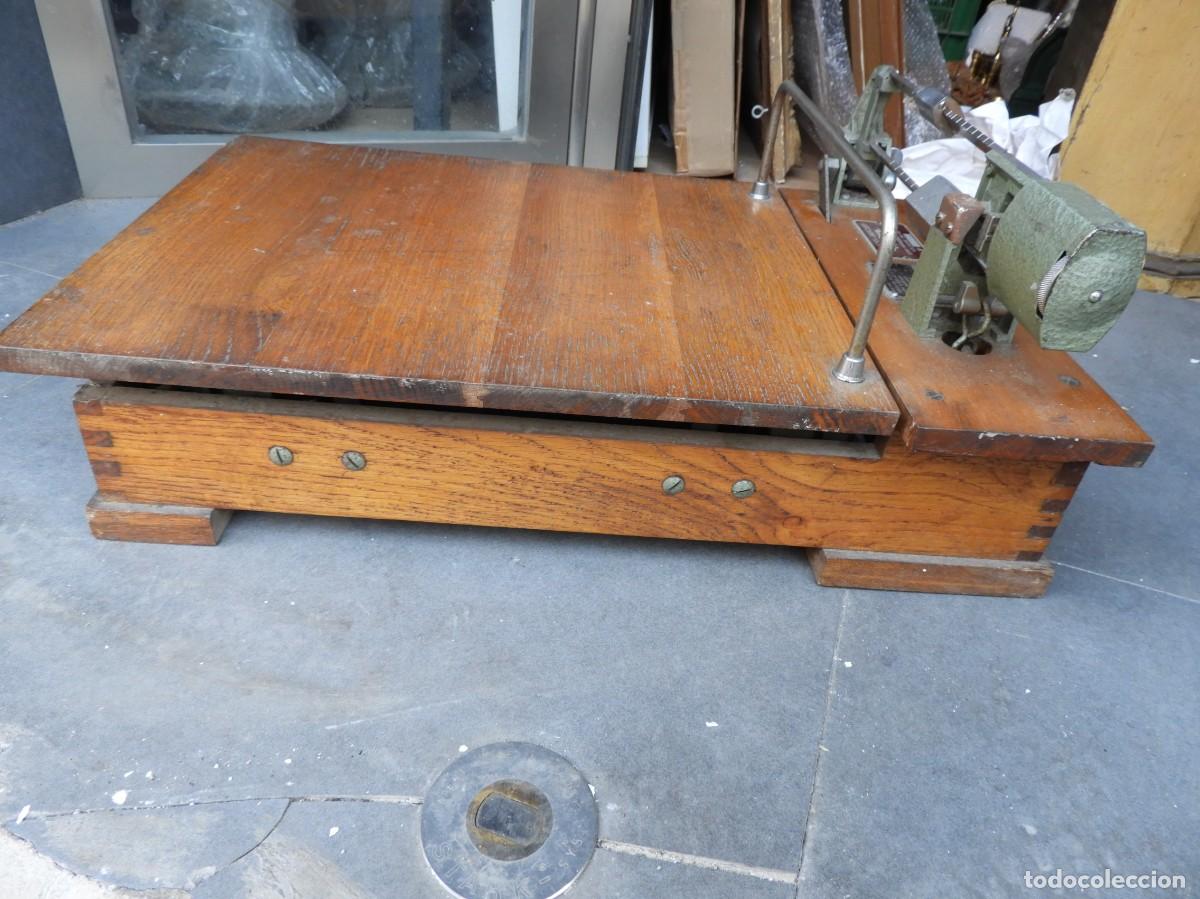 Antig&uuml;edades: BASCULA ANTIGUA DE ROBLE MARCA TESTUT FUNCIONANDO - Foto 8